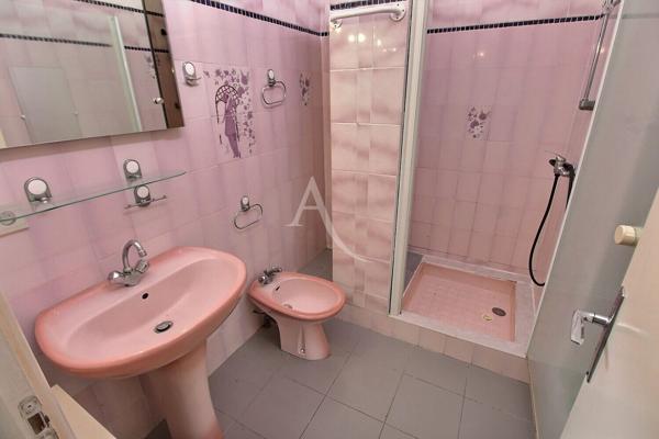 MAISON FAMILIALE À FORT POTENTIEL DÉVELOPPANT 142 M² AVEC 5 CHAMBRES SUR TERRAIN 3 FACES AU CALME