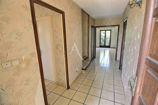 MAISON FAMILIALE À FORT POTENTIEL DÉVELOPPANT 142 M² AVEC 5 CHAMBRES SUR TERRAIN 3 FACES AU CALME