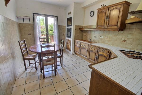 MAISON FAMILIALE À FORT POTENTIEL DÉVELOPPANT 142 M² AVEC 5 CHAMBRES SUR TERRAIN 3 FACES AU CALME