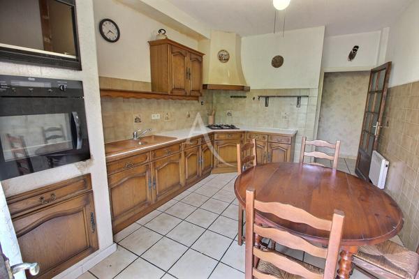 MAISON FAMILIALE À FORT POTENTIEL DÉVELOPPANT 142 M² AVEC 5 CHAMBRES SUR TERRAIN 3 FACES AU CALME