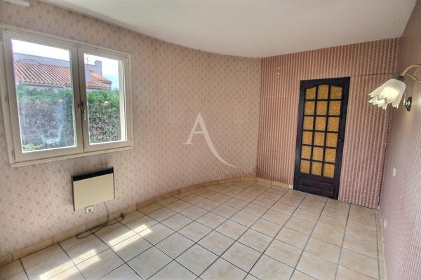MAISON FAMILIALE À FORT POTENTIEL DÉVELOPPANT 142 M² AVEC 5 CHAMBRES SUR TERRAIN 3 FACES AU CALME