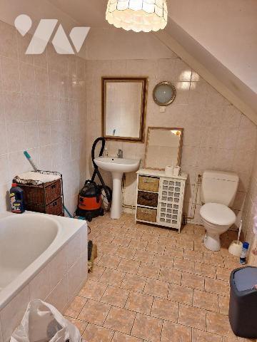 Maison à vendre à SAINT MARTIN D'AUXIGNY, au c?ur du village une maison en pierre comprenant au...