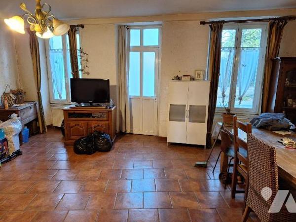 Maison à vendre à SAINT MARTIN D'AUXIGNY, au c?ur du village une maison en pierre comprenant au...