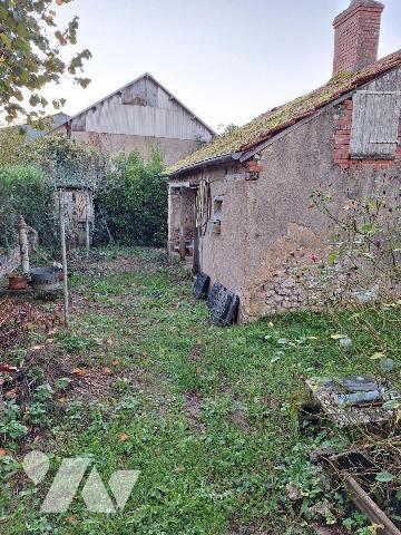 Maison à vendre à SAINT MARTIN D'AUXIGNY, au c?ur du village une maison en pierre comprenant au...