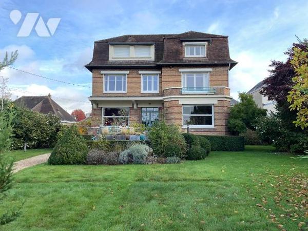 MAISON - VENTE - 
Maison individuelle en briques, présentant une architecture de caractère ave...