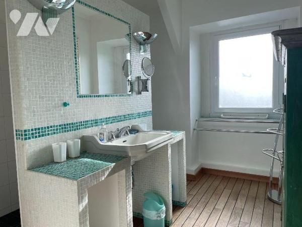 MAISON - VENTE - 
Maison individuelle en briques, présentant une architecture de caractère ave...