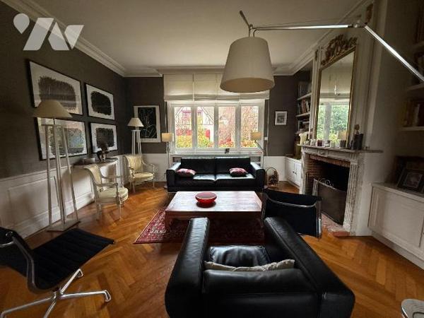 MAISON - VENTE - 
Maison individuelle en briques, présentant une architecture de caractère ave...