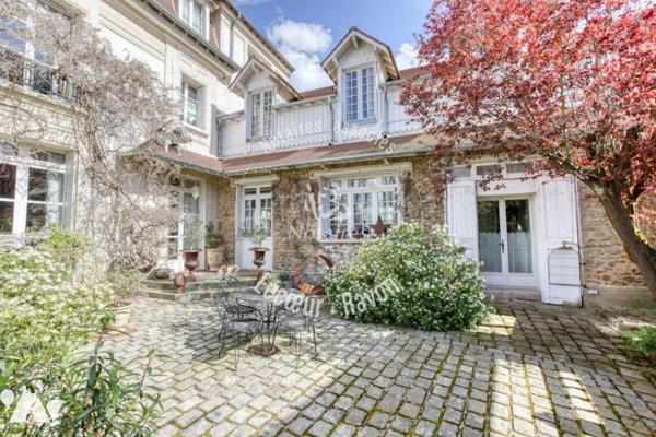 Maison de Maître de 280 m2 avec 5 chambres et 1360 M2 de terrain, Orgeval