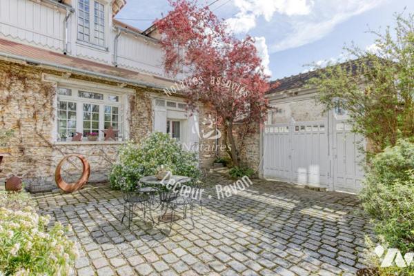 Maison de Maître de 280 m2 avec 5 chambres et 1360 M2 de terrain, Orgeval