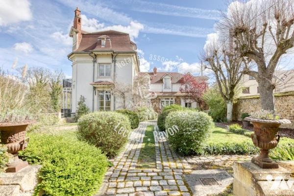 Maison de Maître de 280 m2 avec 5 chambres et 1360 M2 de terrain, Orgeval