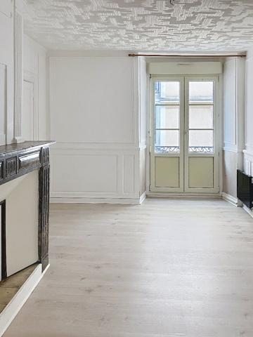 A vendre Angers hyper centre. Appartement type 2. 1er étage . Bâtisse ancienne. Chauffage individuel. Libre à la vente.