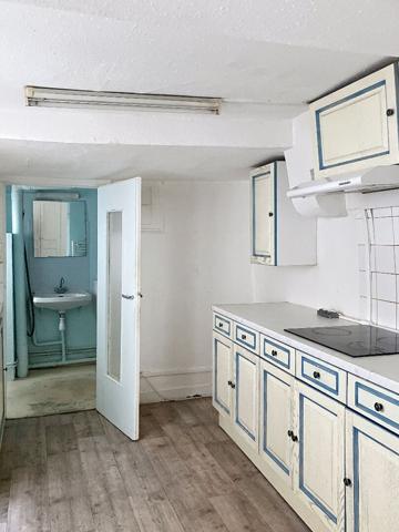 A vendre Angers hyper centre. Appartement type 2. 1er étage . Bâtisse ancienne. Chauffage individuel. Libre à la vente.