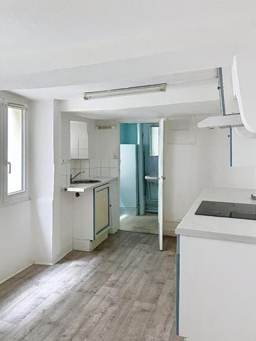 A vendre Angers hyper centre. Appartement type 2. 1er étage . Bâtisse ancienne. Chauffage individuel. Libre à la vente.