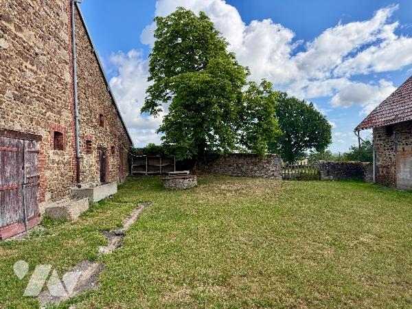 Maison T6 avec grange, sur parcelle de 4 178 m², située à Charasse Haute