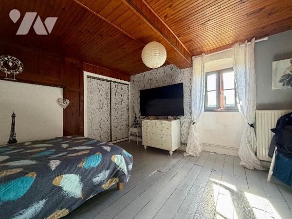 Maison T6 avec grange, sur parcelle de 4 178 m², située à Charasse Haute