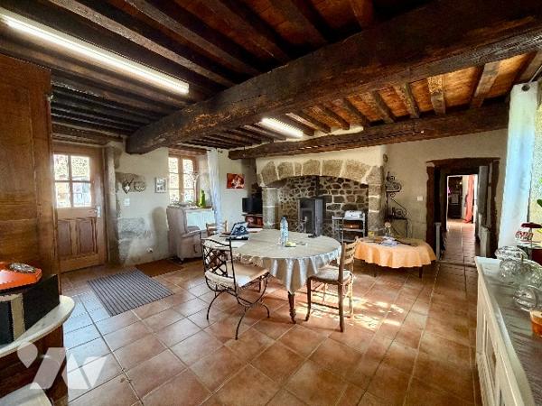 Maison T6 avec grange, sur parcelle de 4 178 m², située à Charasse Haute