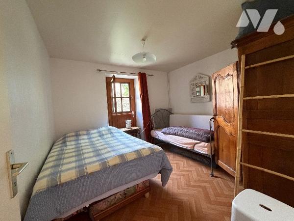 Maison T6 avec grange, sur parcelle de 4 178 m², située à Charasse Haute
