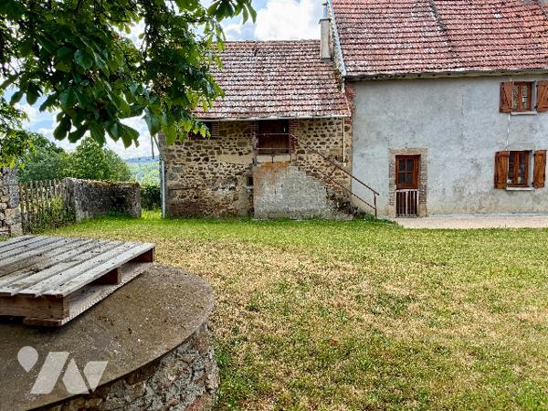 Maison T6 avec grange, sur parcelle de 4 178 m², située à Charasse Haute