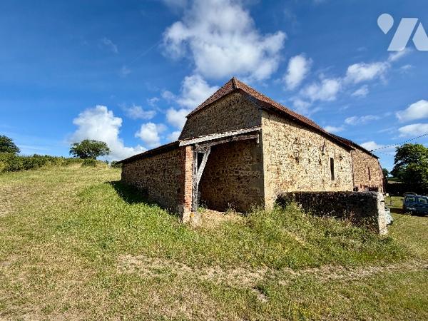 Maison T6 avec grange, sur parcelle de 4 178 m², située à Charasse Haute