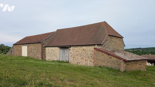 Maison T6 avec grange, sur parcelle de 4 178 m², située à Charasse Haute