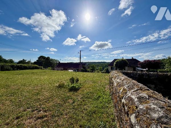 Maison T6 avec grange, sur parcelle de 4 178 m², située à Charasse Haute
