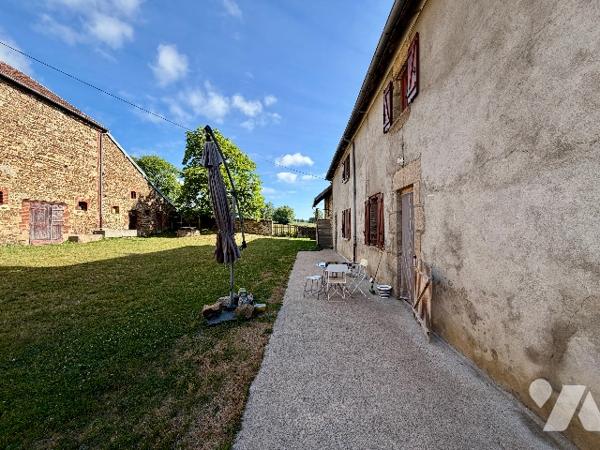 Maison T6 avec grange, sur parcelle de 4 178 m², située à Charasse Haute