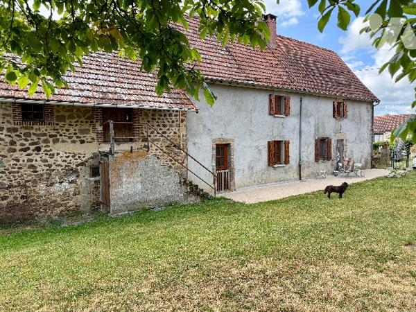 Maison T6 avec grange, sur parcelle de 4 178 m², située à Charasse Haute