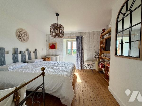 Maison T6 avec grange, sur parcelle de 4 178 m², située à Charasse Haute