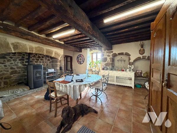 Maison T6 avec grange, sur parcelle de 4 178 m², située à Charasse Haute