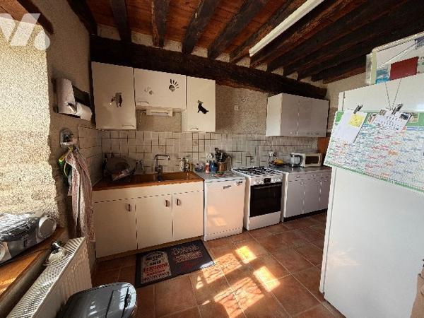 Maison T6 avec grange, sur parcelle de 4 178 m², située à Charasse Haute