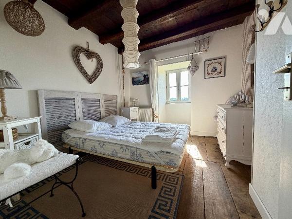 Maison T6 avec grange, sur parcelle de 4 178 m², située à Charasse Haute