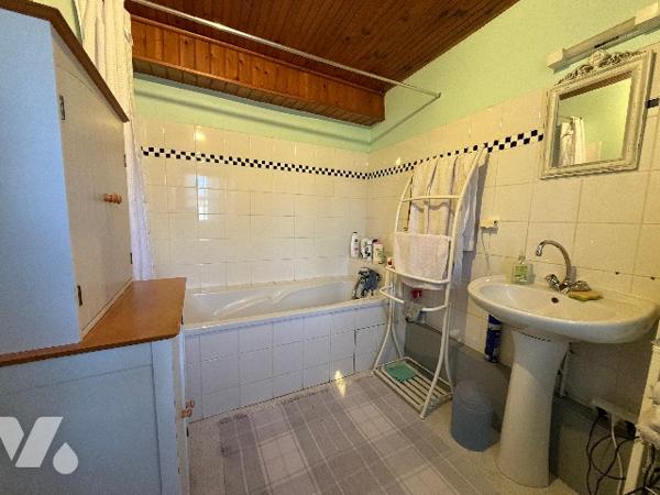 Maison T6 avec grange, sur parcelle de 4 178 m², située à Charasse Haute