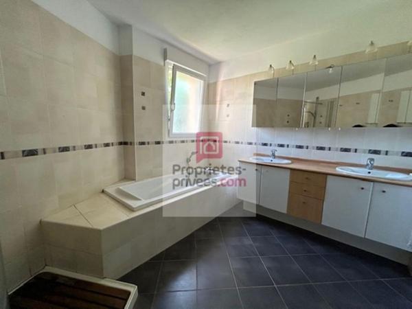 Maison d'habitation de plain pied 7 pièce(s) 162 m2 avec corps de ferme beau potentiel