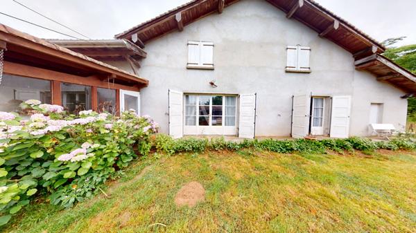 Ancienne ferme à rénover de 149 m² habitables avec dépendances sur environ 1 600 m² de terrain