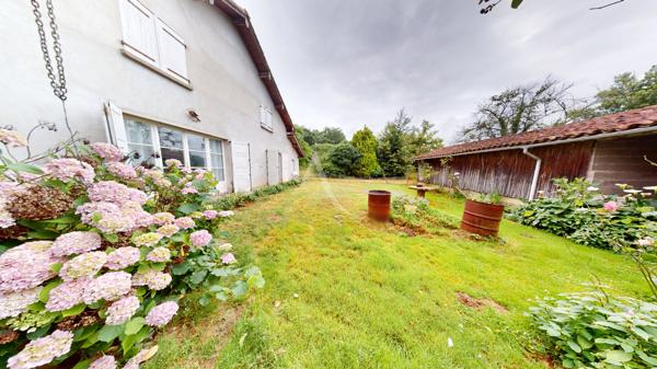 Ancienne ferme à rénover de 149 m² habitables avec dépendances sur environ 1 600 m² de terrain