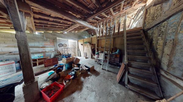 Ancienne ferme à rénover de 149 m² habitables avec dépendances sur environ 1 600 m² de terrain