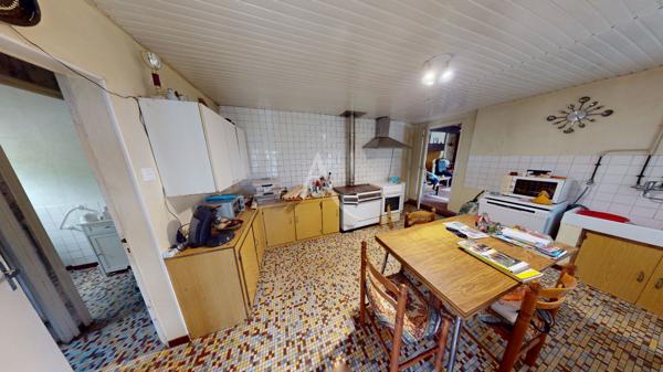 Ancienne ferme à rénover de 149 m² habitables avec dépendances sur environ 1 600 m² de terrain