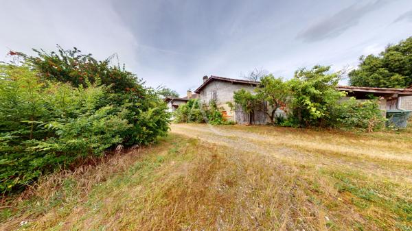 Ancienne ferme à rénover de 149 m² habitables avec dépendances sur environ 1 600 m² de terrain