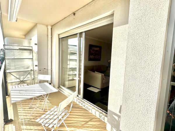 LA BAULE-HYPER-CENTRE-APPARTEMENT T2 DE 38M2-AVANT DERNIER ETAGE-BALCON-PARKING FERMÉ-CAVE