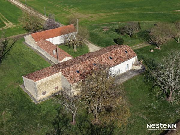 A Vendre Maison en pierre de plain-pied de 142 m² avec 305 m² de dépendances à la campagne
