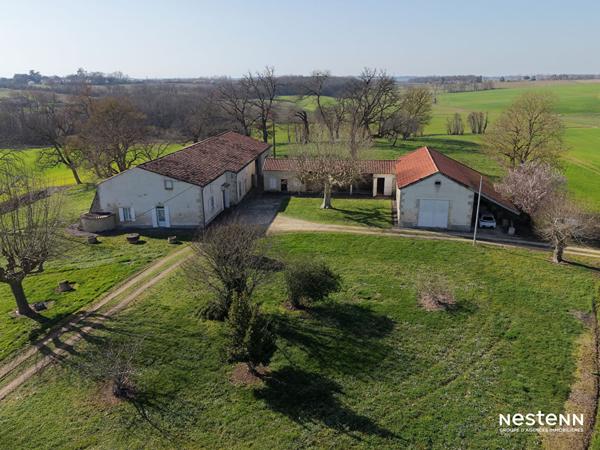 A Vendre Maison en pierre de plain-pied de 142 m² avec 305 m² de dépendances à la campagne