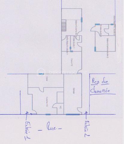 Vends Maison meublée et 2 Studios, de 163 m2, à 2 pas du Centre Ville avec Terrasse, Jardinets et Garage, sis sur 274 m2 de Terrain. 
Emplacement Idéal, donnant accès dans la rue Commerçante Piétonne d’un des plus Beaux Villages de France : Belvès, une commune touristique du Périgord Noir, avec toutes les commodités à pieds, boulangerie, magasins, restaurants, hôtels, marchés, hôpital, banques, assurances, médecins, pharmacie, etc .... à 5 mn de Siorac du Périgord, 10mn de Monpazier, 15 mn de Saint Cyprien, 20 mn du Bugue et 30mn de Sarlat.

Le Rez de Chaussée comprend : 2 Entrées, 1 Arrière Cuisine, 1 Garage, 1 Wc avec lave-mains & 2 Caves.
Le 1er Etage - 1 T4 : 1 Séjour / Cuisine, 3 Chambres dont 1 avec Terrasse, 1 Salle d'eau & Wc et Placards.
Les Combles non Aménageables en l'état.

Le plus, 2 Studios indépendants pour de l'investissement ; 1 de 27 m2 et 1 de 18 m2 environ et 2 Jardinets.

Côté Technique : Menuiseries bois à simple vitrage, Chauffage central au fuel, Assainissement collectif ( tout à l’égout ),....

Prix de vente : 94 500 € F.A.I. ( frais agent à la charge du vendeur )

Date de réalisation du diagnostic : 20/11/2024
Consommation conventionnelle : E - 222 kWh/m2/an
Estimation des émissions : E - 69 kg CO2/m2/an
Estimation des coûts annuels : 4 580 € et 6 196 € / an ( 01/2021 )
Taxe Foncière 2023 = 890 €
Les informations sur les risques auxquels ce bien est exposé sont disponibles sur le site Géorisques : www.georisques.gouv.fr

Mandat simple n° 163 598
Contactez-moi rapidement :
Eric Ravaux - EI - BSK Immobilier
Pays de Belvès et ses environs
P : 06 22 76 35 44
E mail : e.ravaux@bskimmobilier.com
Agent Commercial Indépendant RSAC n° 827 965 799 - Bergerac
Cette annonce référence 237597 vous est présentée par votre agent commercial BSK Immobilier ÉRIC RAVAUX (EI) immatriculé au RSAC de BERGERAC (24100) sous le numéro 82796579900022.