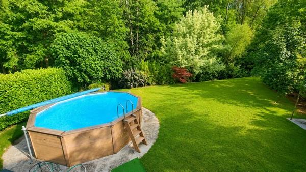 Maison familiale 5 chambres au calme, sans vis-à-vis, avec piscine et rivière en fond de jardin
