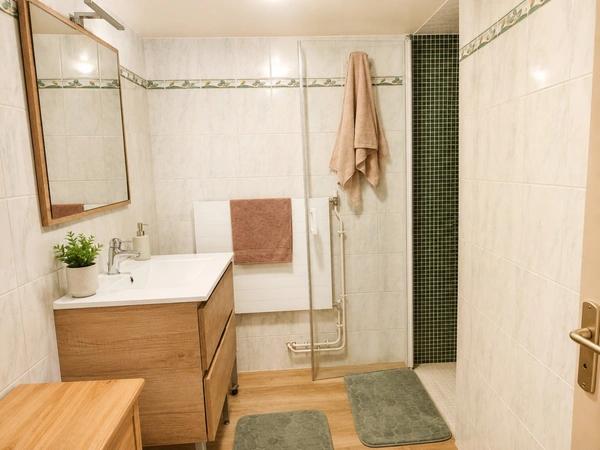 Maison familiale 5 chambres au calme, sans vis-à-vis, avec piscine et rivière en fond de jardin