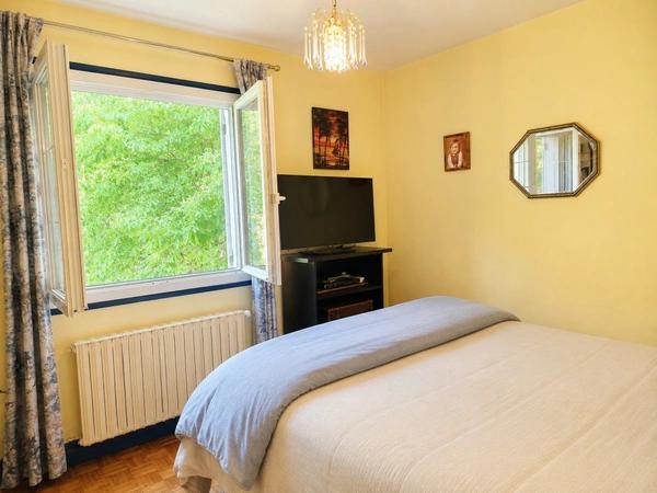 Maison familiale 5 chambres au calme, sans vis-à-vis, avec piscine et rivière en fond de jardin