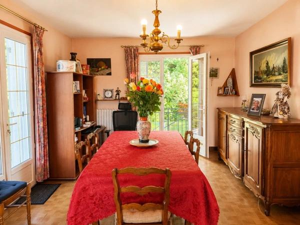 Maison familiale 5 chambres au calme, sans vis-à-vis, avec piscine et rivière en fond de jardin