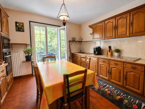 Maison familiale 5 chambres au calme, sans vis-à-vis, avec piscine et rivière en fond de jardin