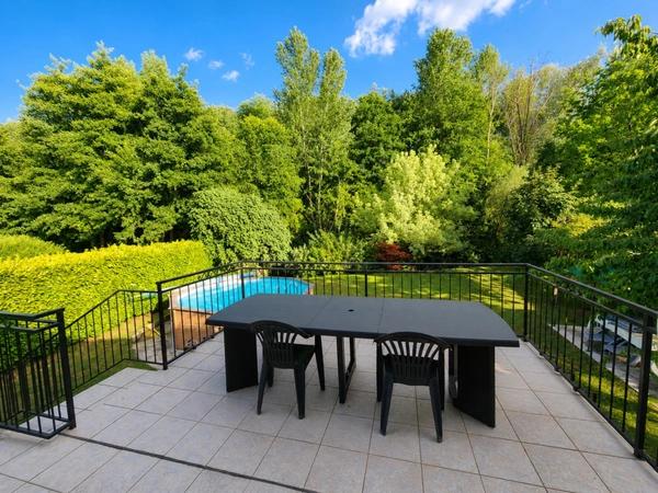 Maison familiale 5 chambres au calme, sans vis-à-vis, avec piscine et rivière en fond de jardin