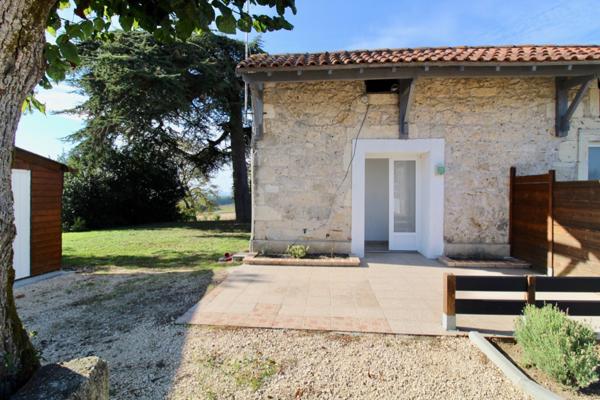 Saint Salvy, à 12 minutes de Castelmoron sur Lot, à 30 mn d'Agen, à 17 mn de l'autoroute de Damazan, cette maisonnette en pierres de 51 m² vient d'être rénovée. Située dans un hameau avec 5 logements et dépendances, vous bénéficierez d'un jardin collecti , Saint salvy
