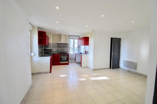 Saint Salvy, à 12 minutes de Castelmoron sur Lot, à 30 mn d'Agen, à 17 mn de l'autoroute de Damazan, cette maisonnette en pierres de 51 m² vient d'être rénovée. Située dans un hameau avec 5 logements et dépendances, vous bénéficierez d'un jardin collecti , Saint salvy